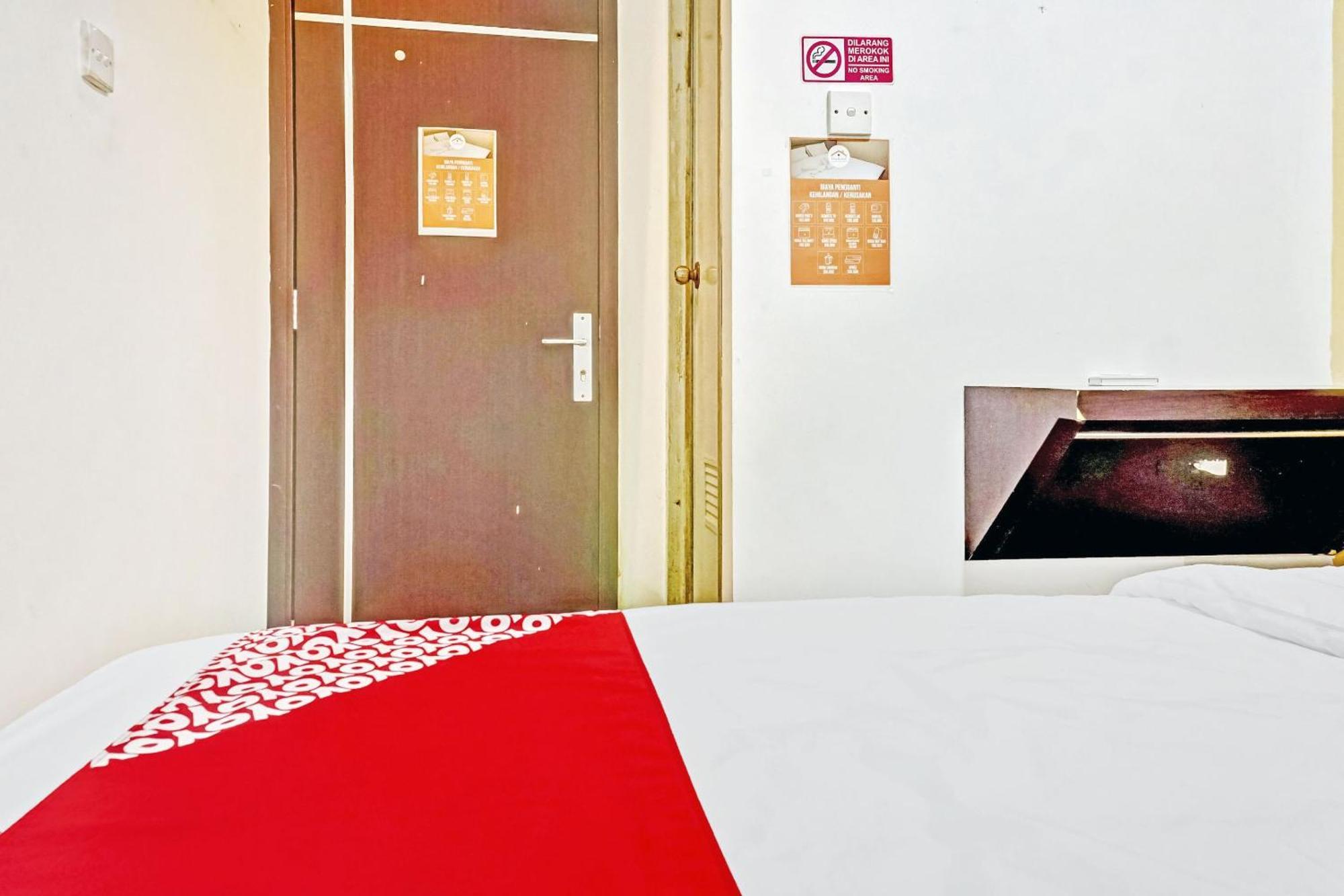 Super Oyo 90692 Point Hostel Jakarta Exteriör bild