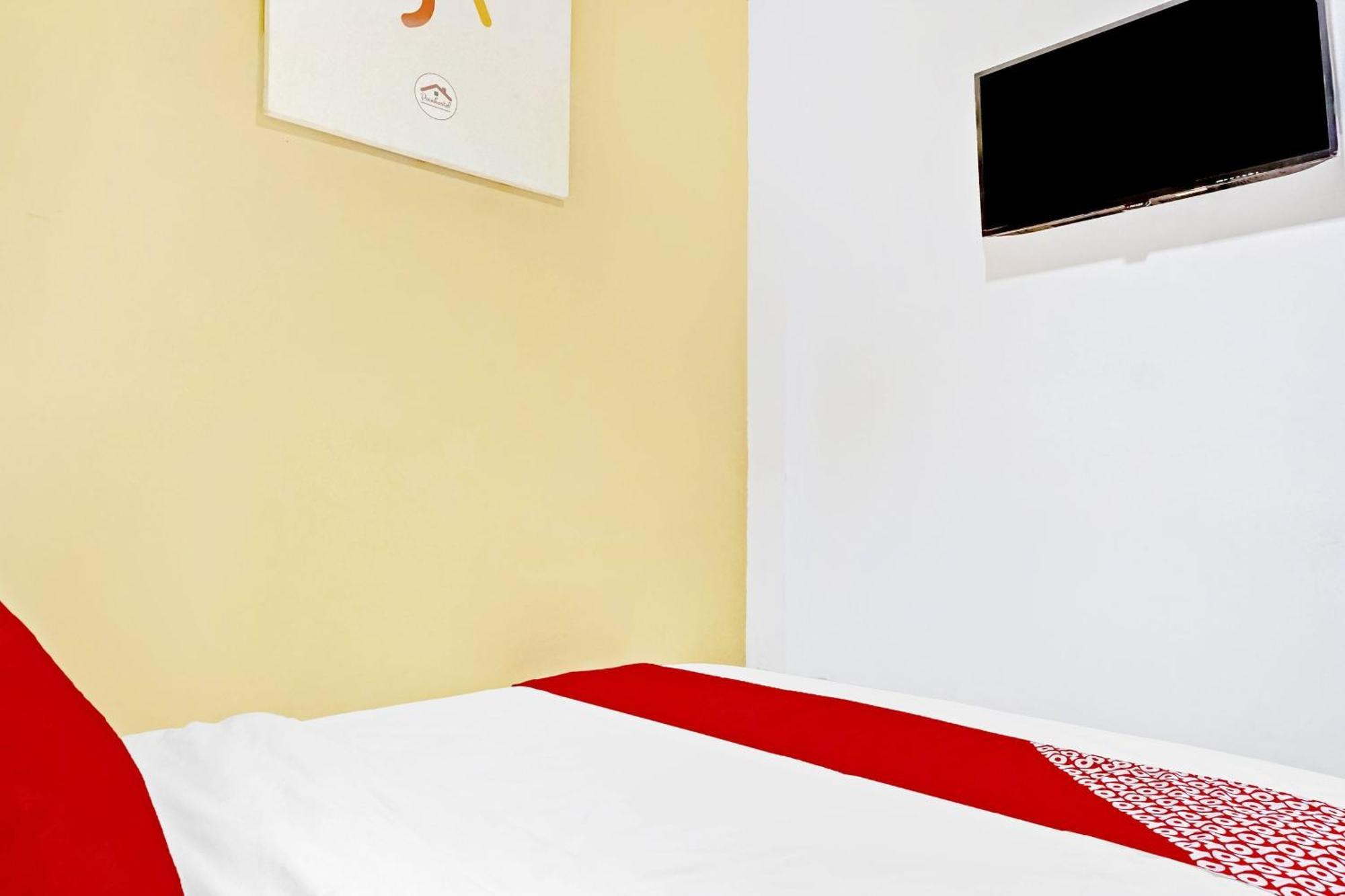 Super Oyo 90692 Point Hostel Jakarta Exteriör bild