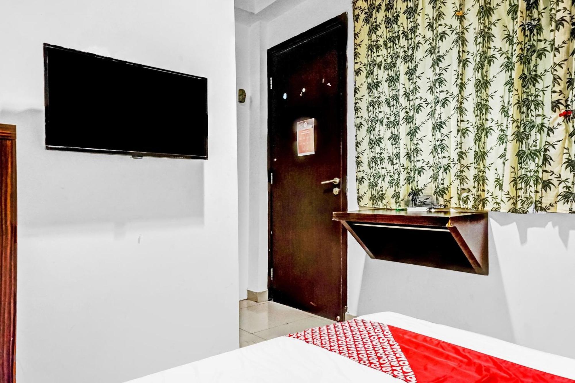 Super Oyo 90692 Point Hostel Jakarta Exteriör bild