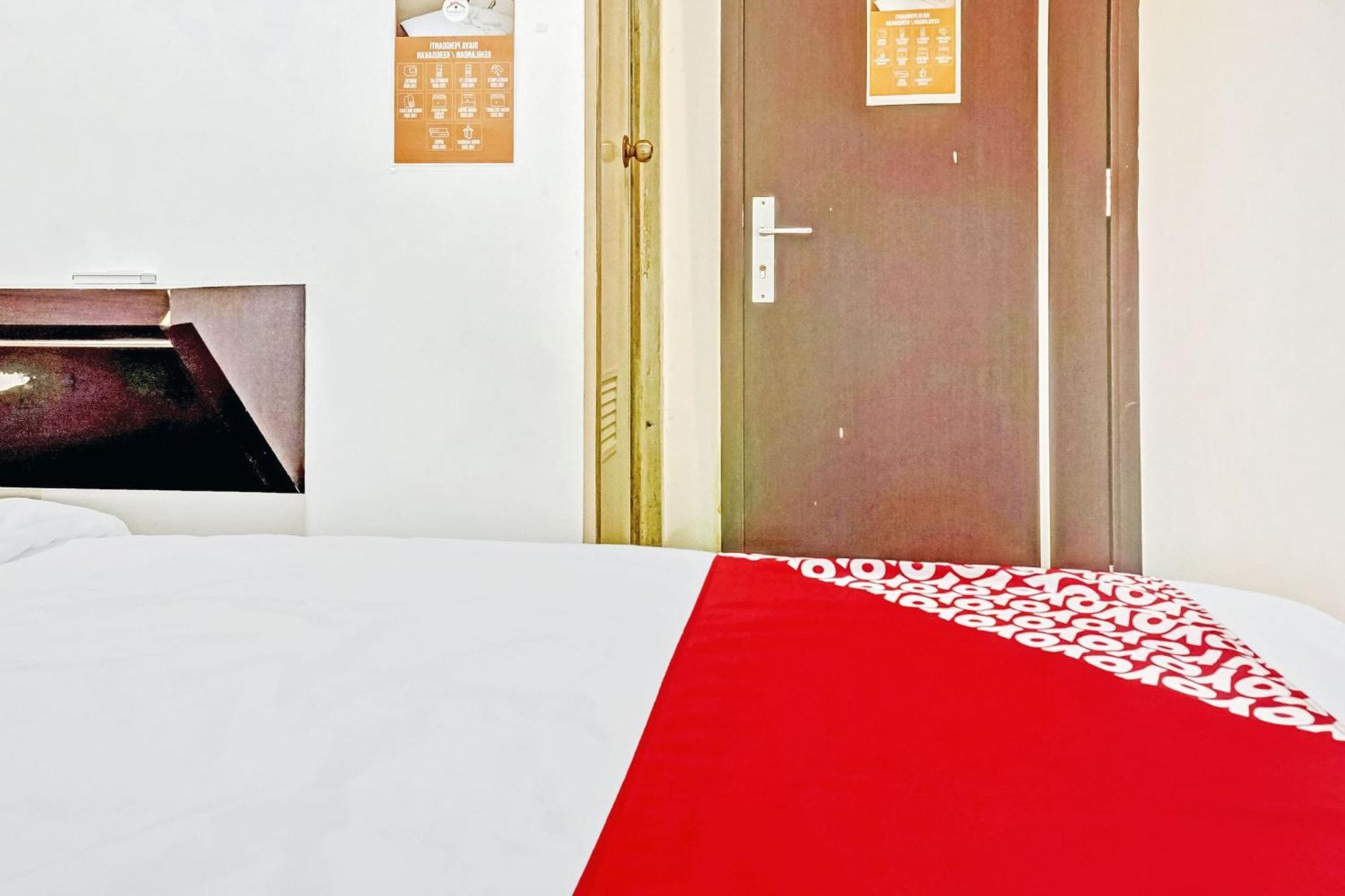 Super Oyo 90692 Point Hostel Jakarta Exteriör bild