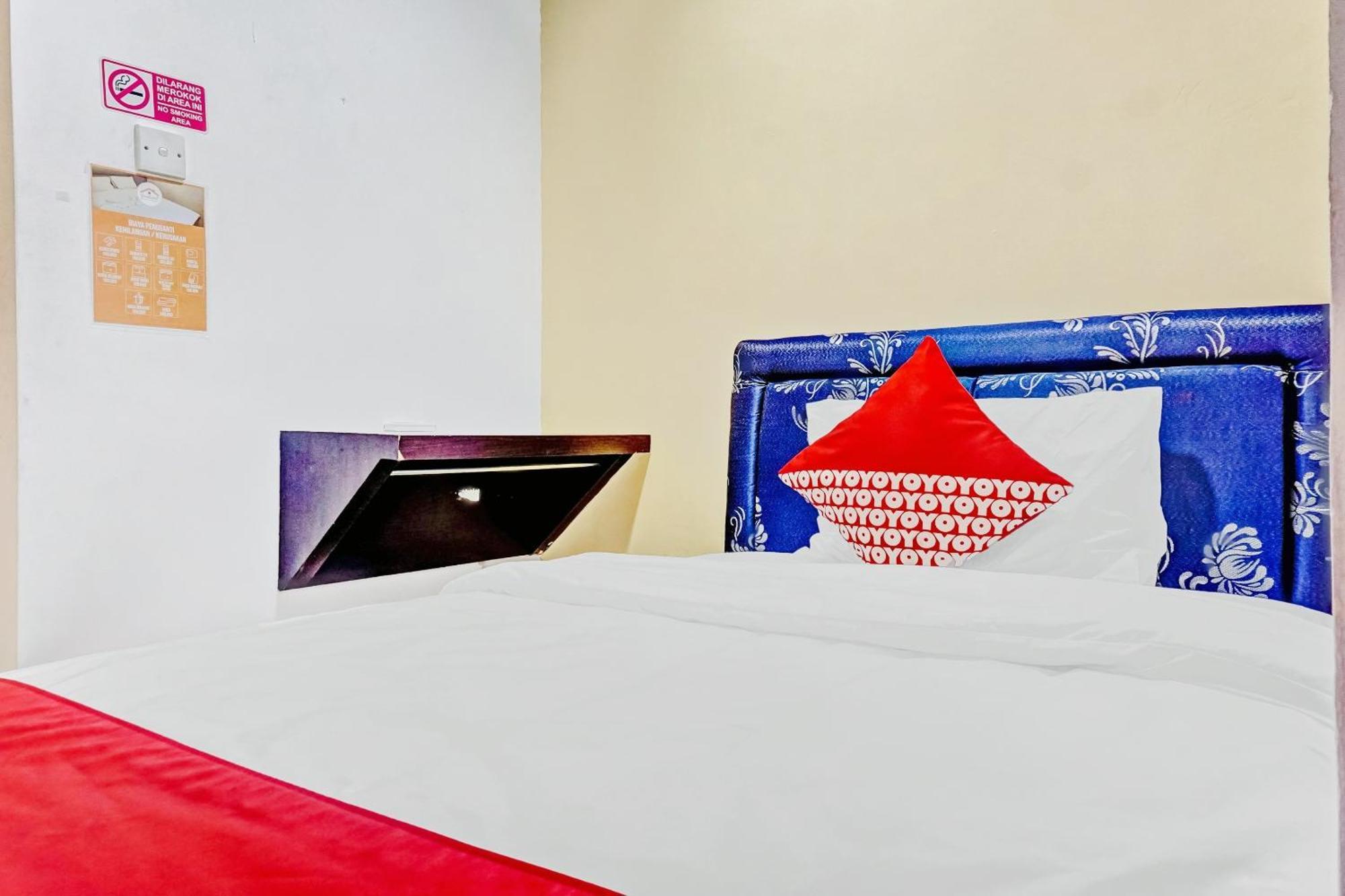 Super Oyo 90692 Point Hostel Jakarta Exteriör bild