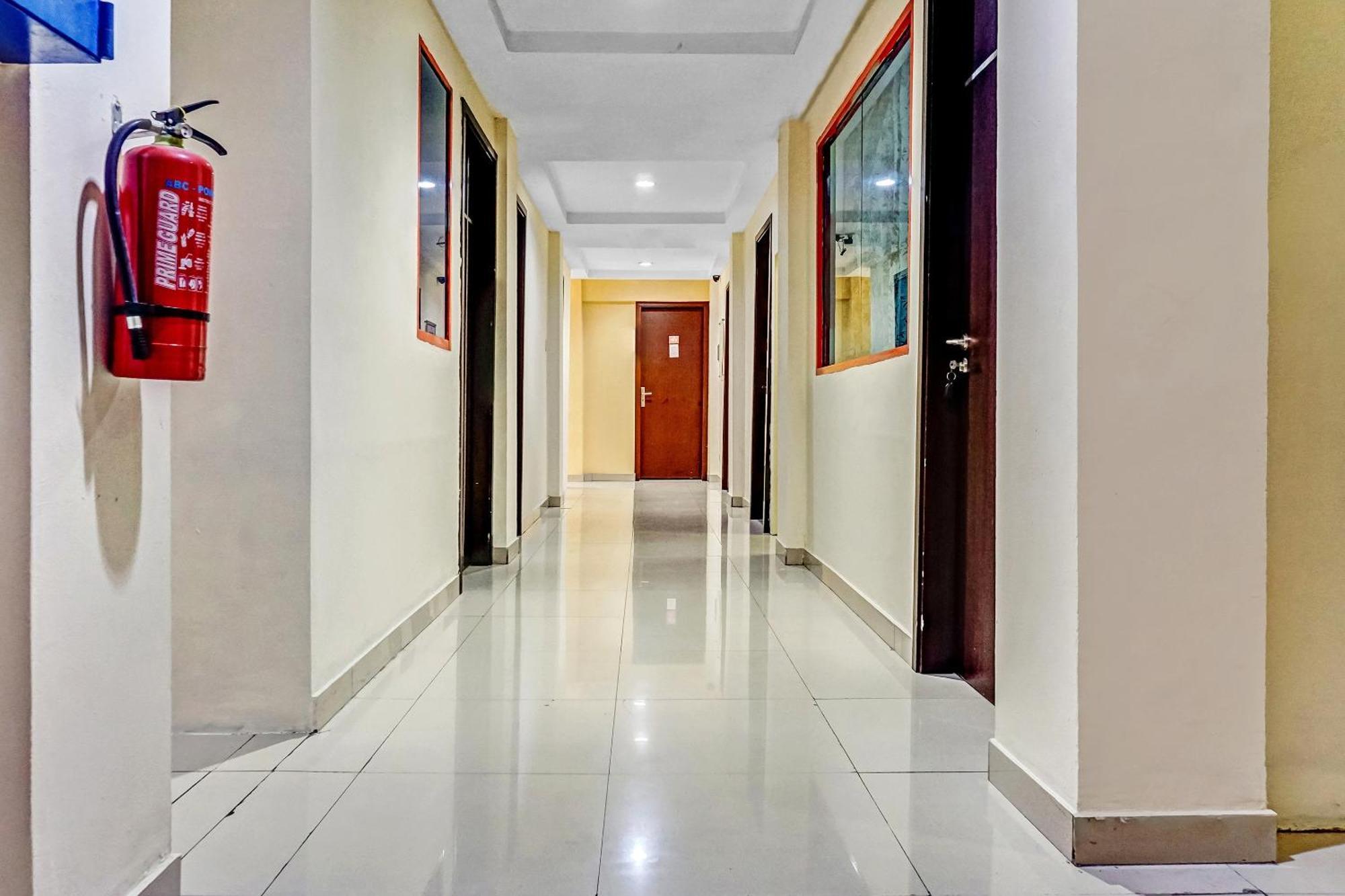Super Oyo 90692 Point Hostel Jakarta Exteriör bild