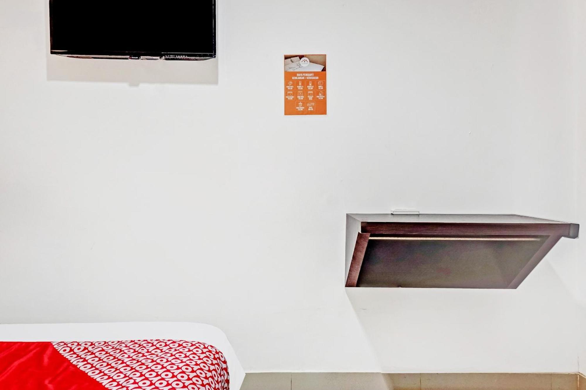 Super Oyo 90692 Point Hostel Jakarta Exteriör bild