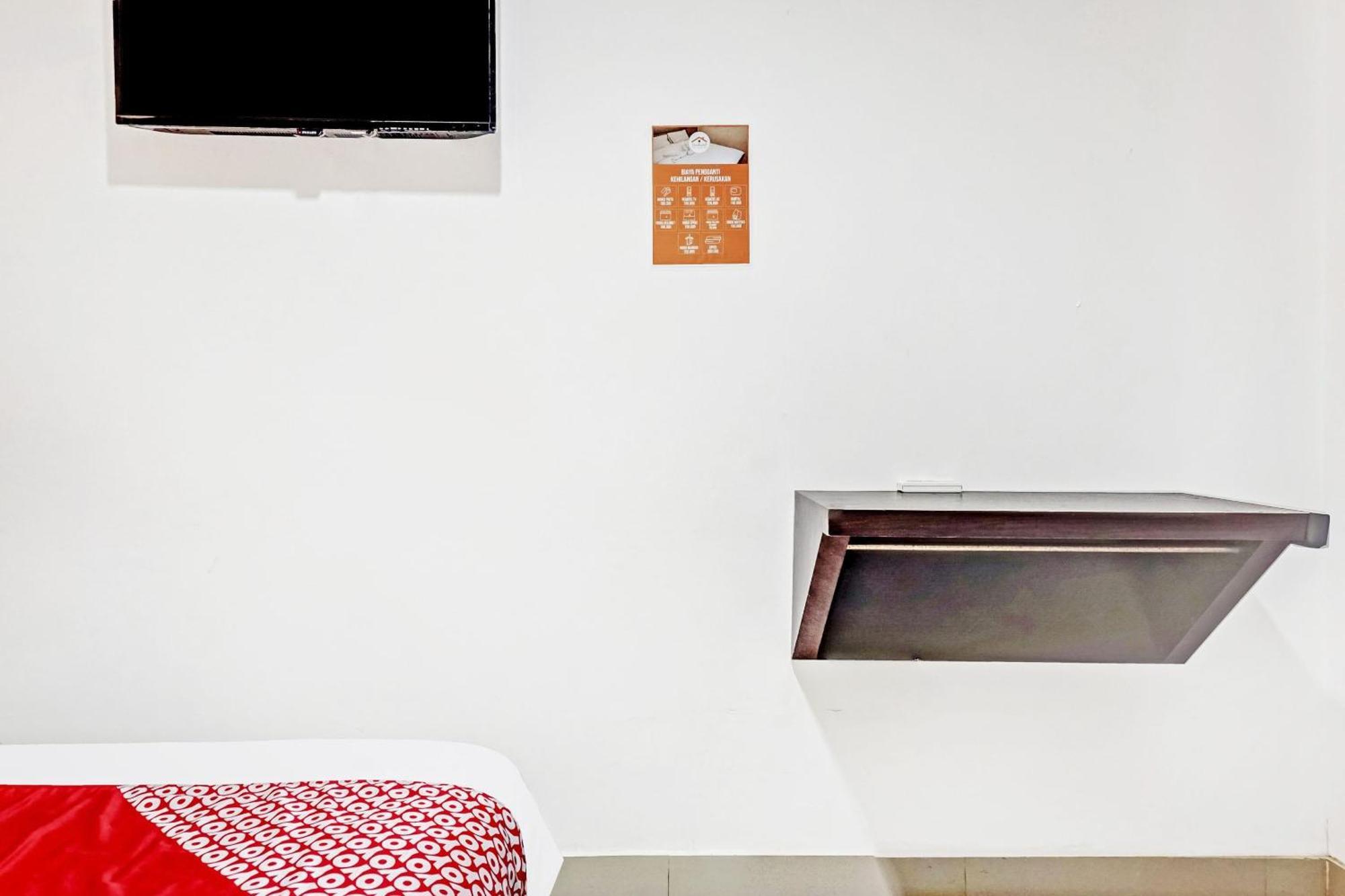 Super Oyo 90692 Point Hostel Jakarta Exteriör bild