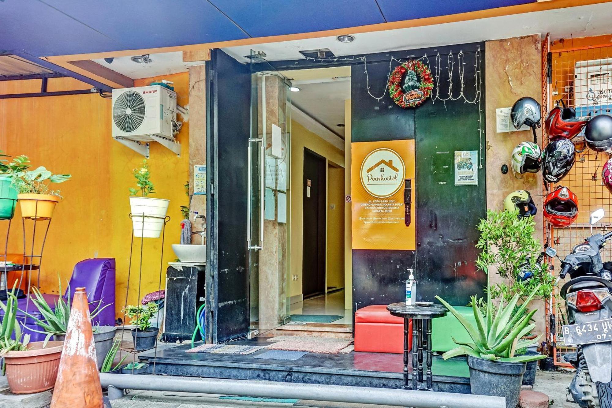 Super Oyo 90692 Point Hostel Jakarta Exteriör bild
