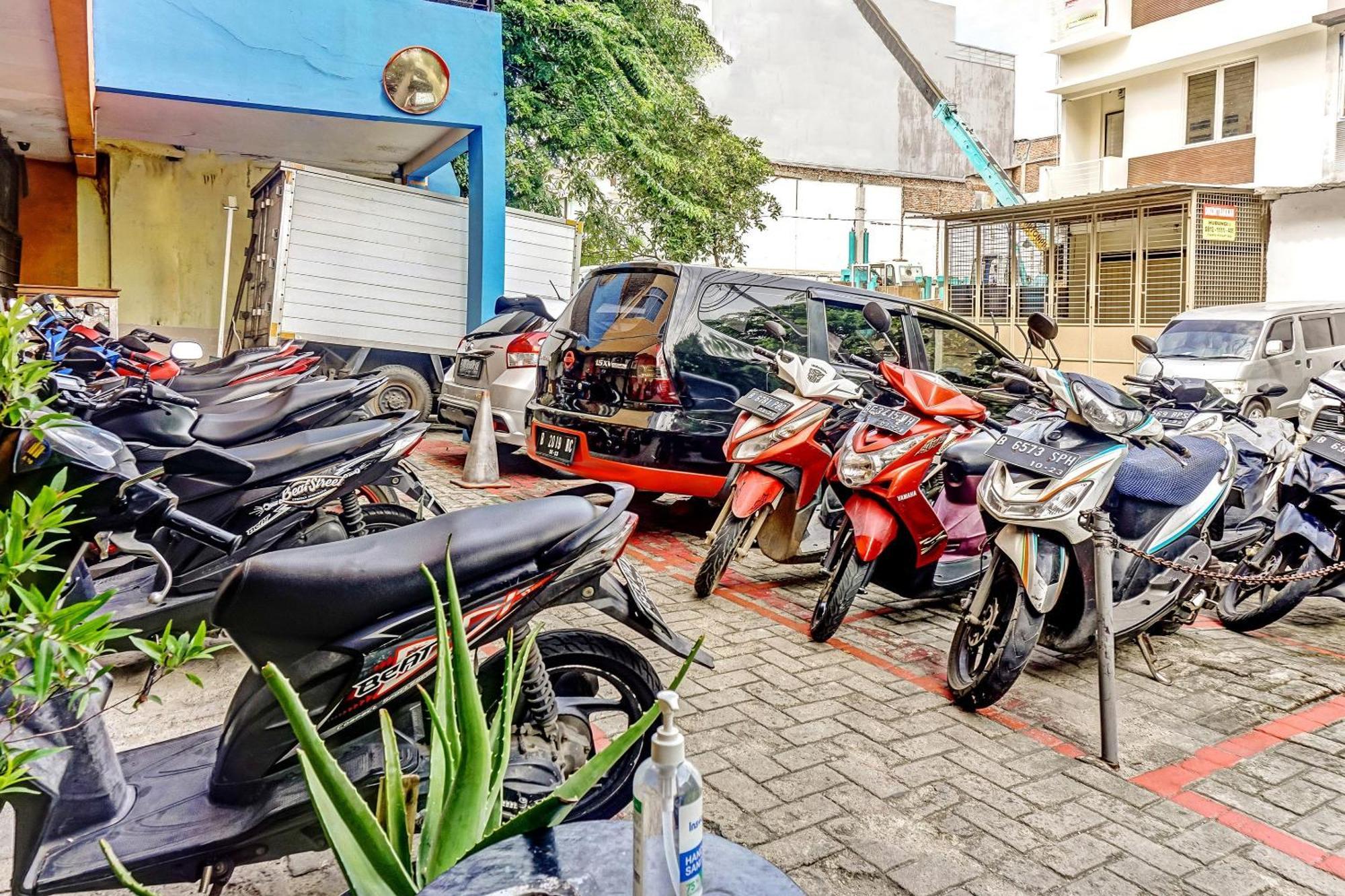 Super Oyo 90692 Point Hostel Jakarta Exteriör bild