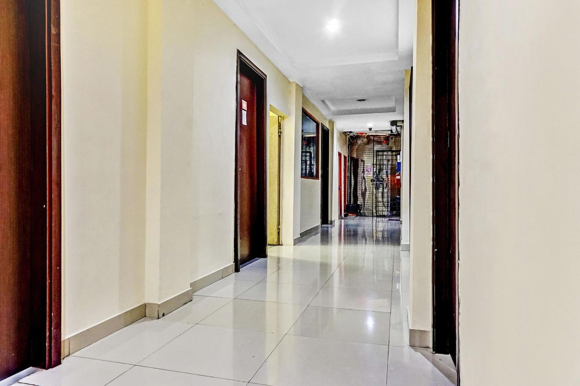 Super Oyo 90692 Point Hostel Jakarta Exteriör bild